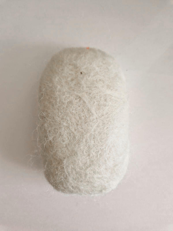 Sapone - ricoperto con la lana al latte e mandorla